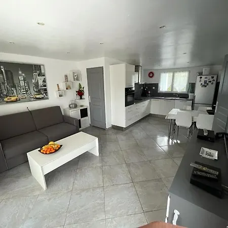Jolie Maison Avec Jardin * 耶尔